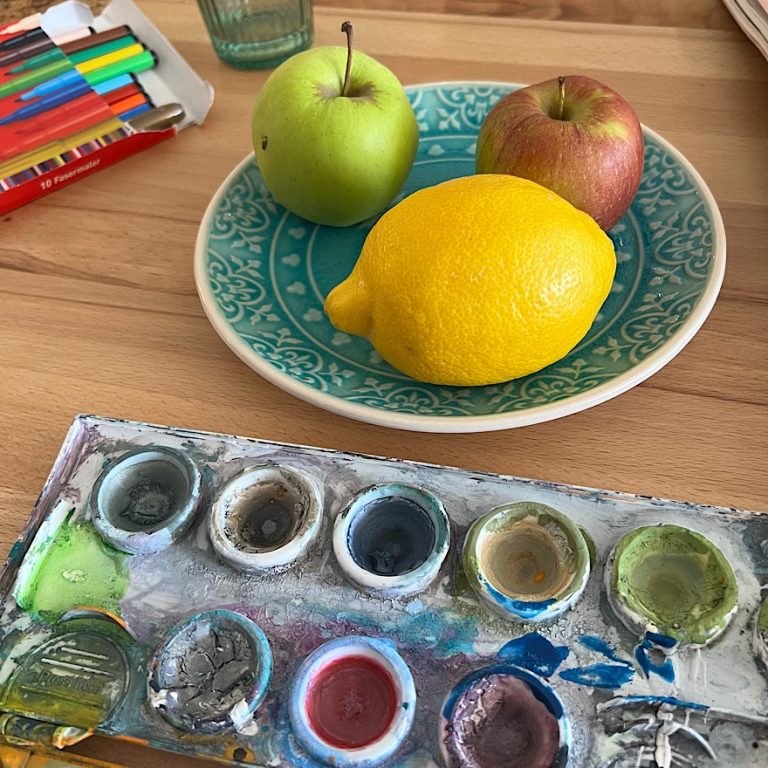 Zitrone und Äpfel auf Teller